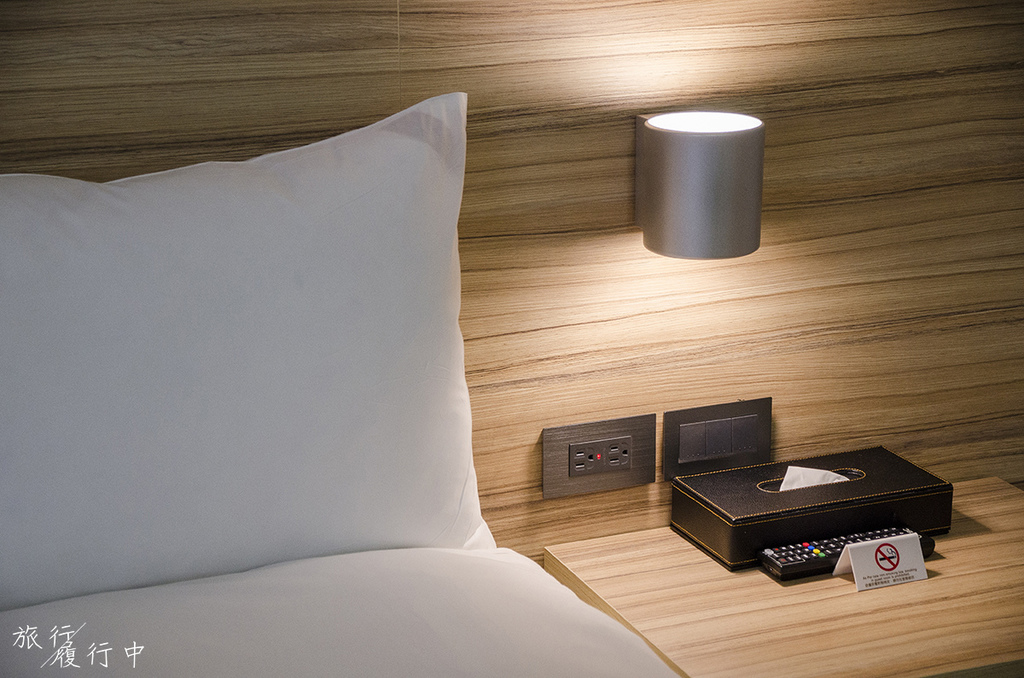 床头两侧皆有插座,开关也设计於此
