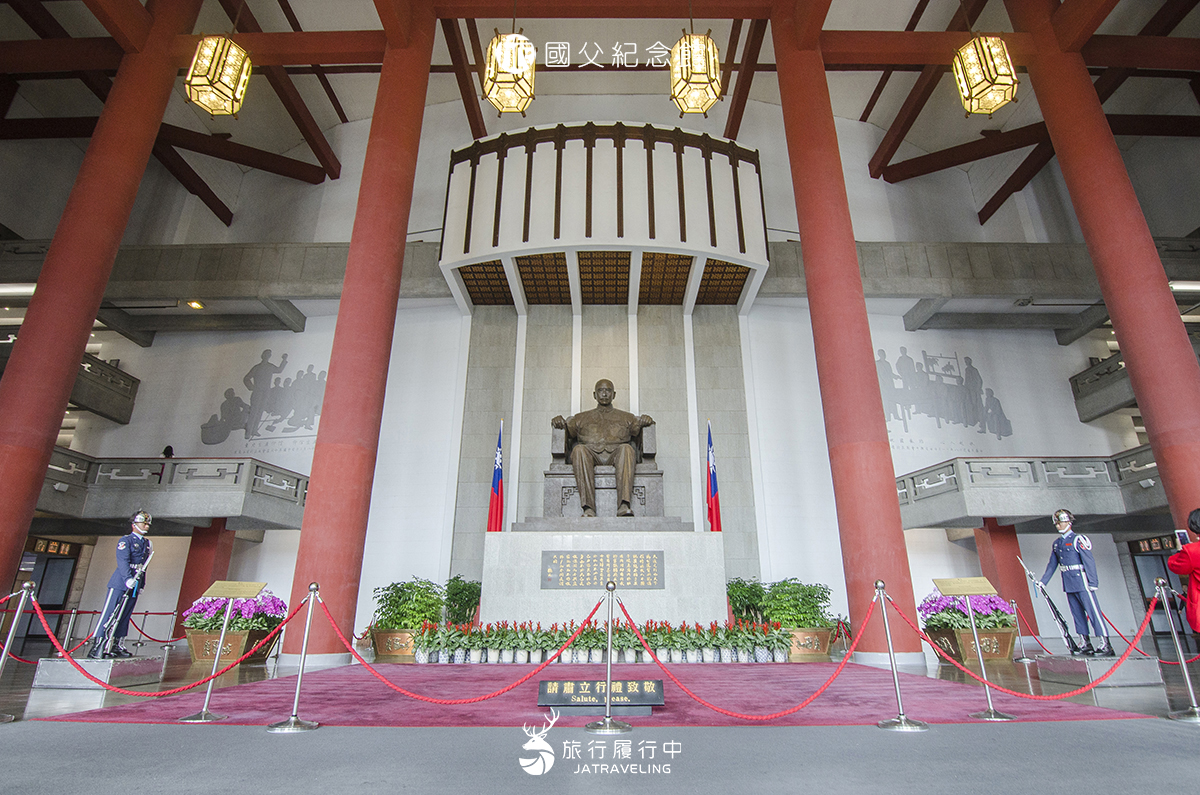 台北市信義區旅遊行程推薦國立國父紀念館 台北景點推薦 國父紀念館 望著國父銅像 看著衛兵交接 Walkerland Taipeiwalker Japanwalker Walkerland